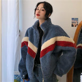 Chaqueta mullida con líneas brillantes en azul y beige